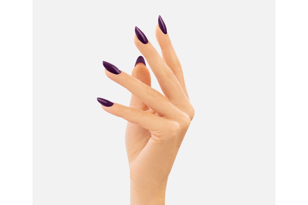 Lakier hybrydowy Victoria Vynn 028 Sugar Plum - pełnokryjąca głęboka śliwka, manicure SochaNails