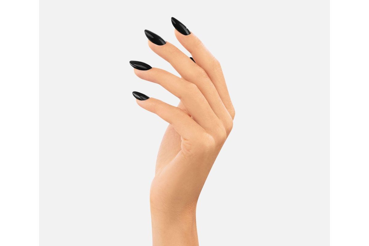 Victoria Vynn Gel Polish 108 Black Velvet - głęboka czerń na paznokciach, pełne krycie