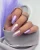 Makear 403 Glossy - dłoń z paznokciami w liliowym fiolecie z opalizującym refleksem, 8 ml