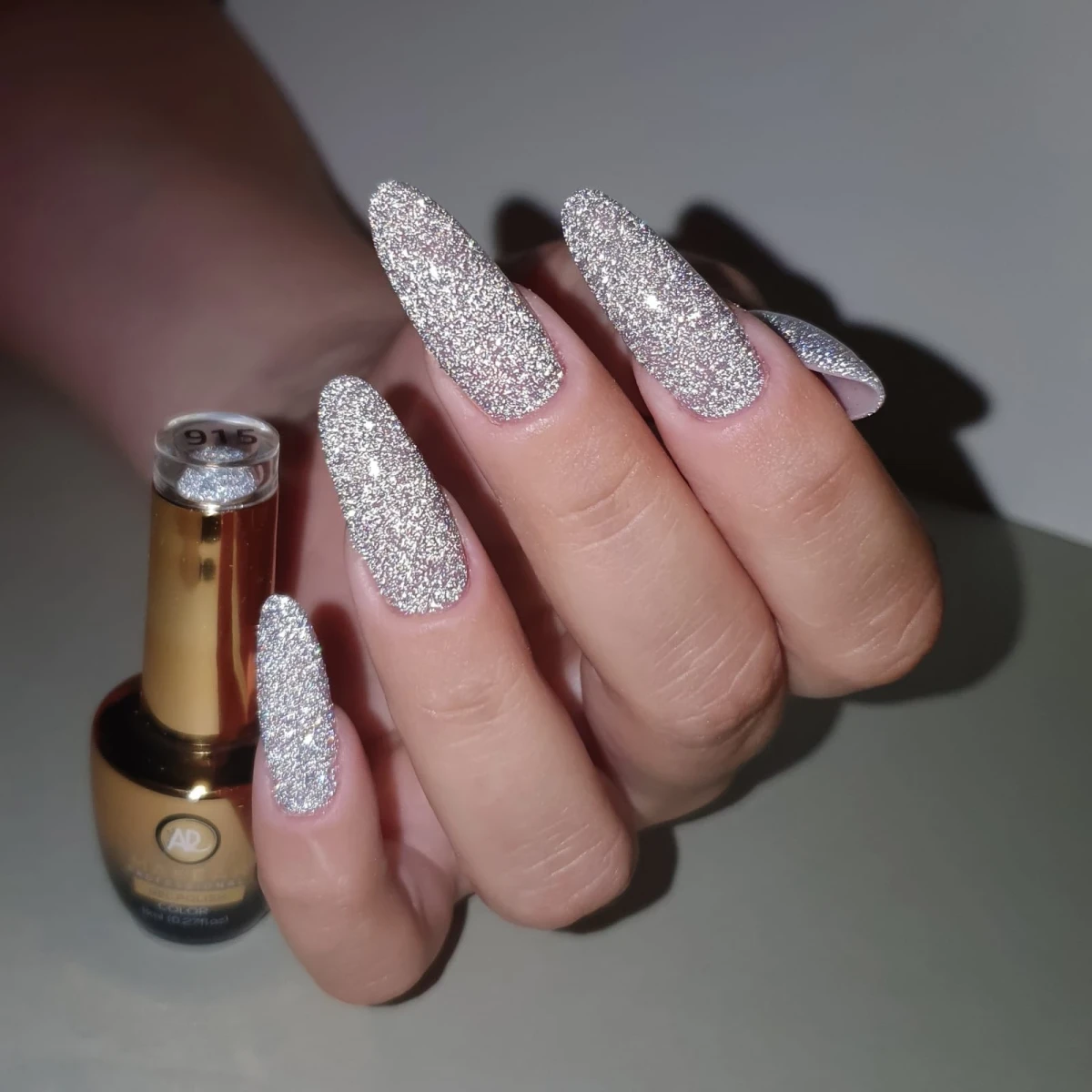 Makear lakier hybrydowy 915 White Lady - srebrno-biala iskra brokatu pod swiatlem, 8 ml