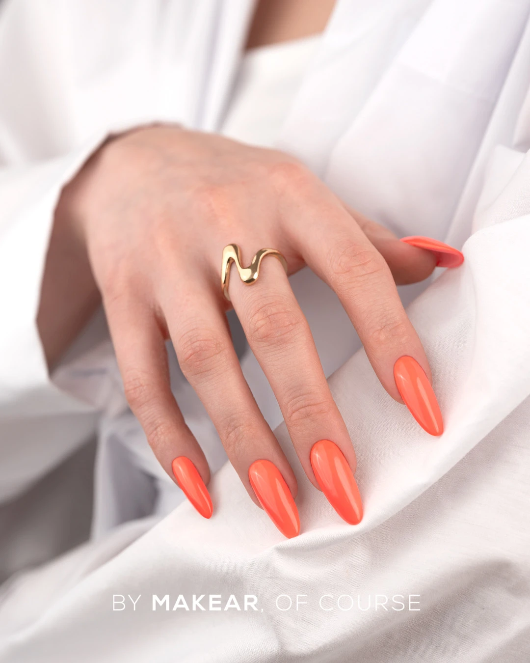 Makear N39 owocowy neonowy koral - bliski kadr manicure