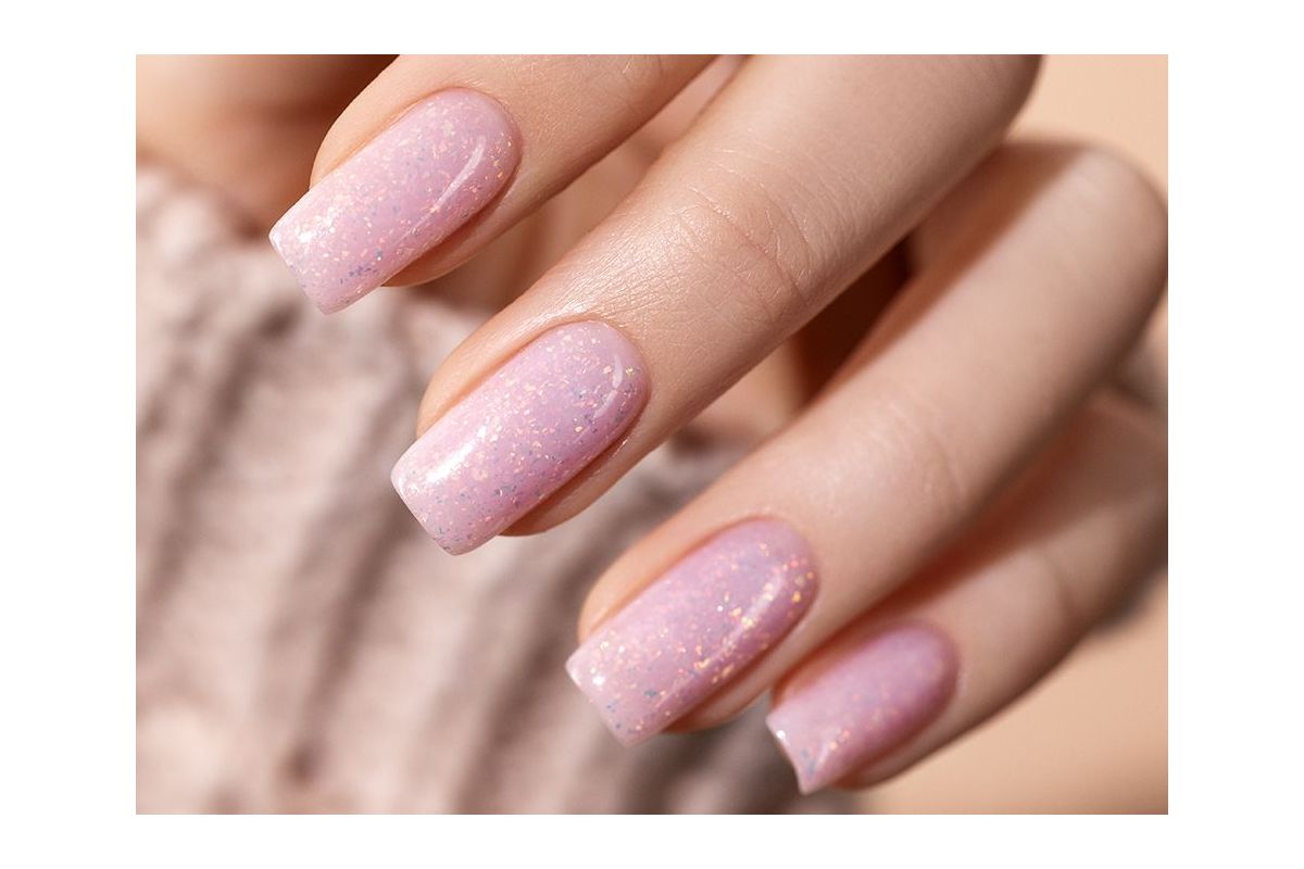 Just Base Rosen - swatch na paznokciach, subtelny róż z połyskiem ciepłej złotej folii, baza Victoria Vynn 8 ml