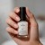 Yokaba Silver Shine 15 ml — odżywka w dłoni, lśniące paznokcie