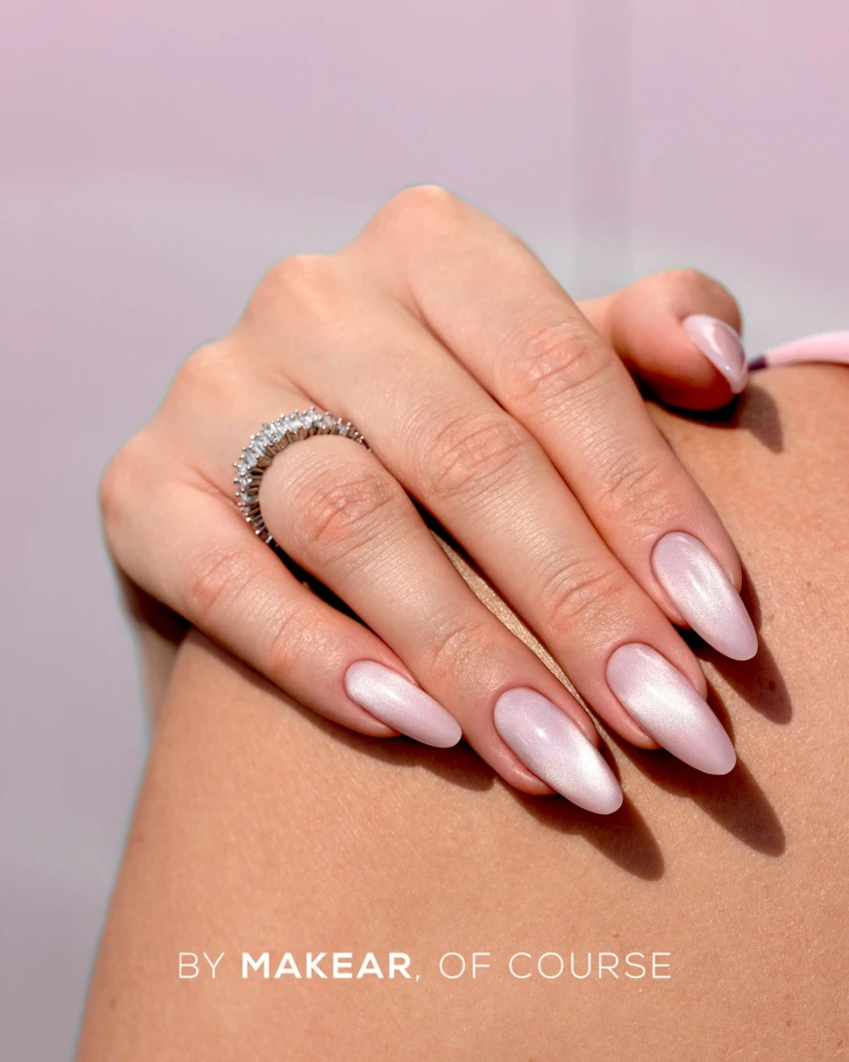 Top Silky Cat Eye Makear na migdałowych paznokciach - jasna perłowo-różowa poświata w naturalnym świetle