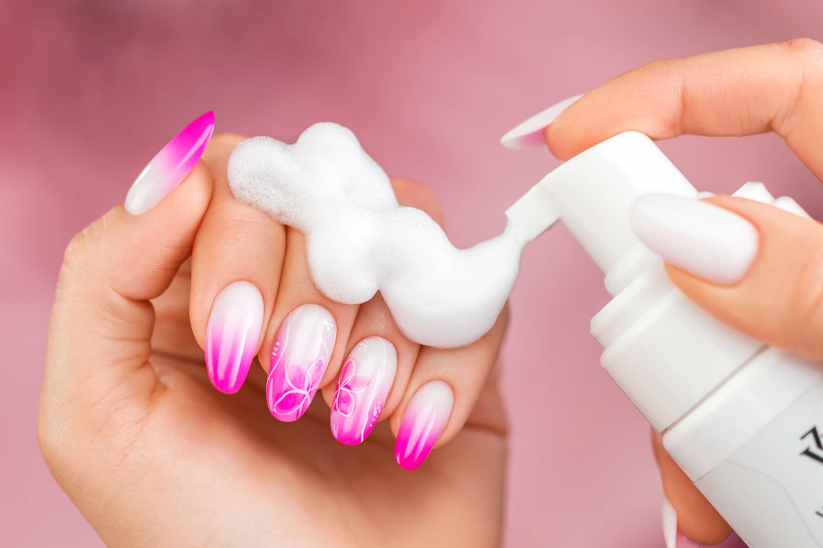 Puszysta pianka SENSO Love Me na dłoni ze stylizacją ombré i kwiatowym zdobieniem