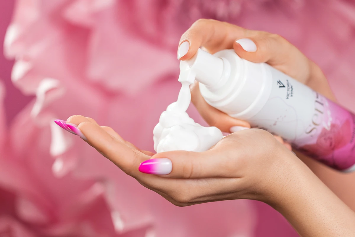 Aplikacja pianki SENSO Love Me z dozownika na dłoń po manicure hybrydowym