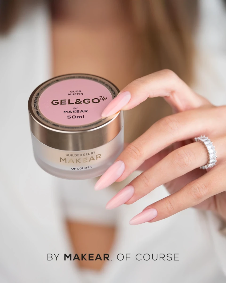 Słoiczek Makear Gel&Go Up GU06 Muffin 50 ml w dłoni, paznokcie migdałowe w różowym nude