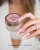 Słoiczek Makear Gel&Go Up GU06 Muffin 50 ml w dłoni, paznokcie migdałowe w różowym nude
