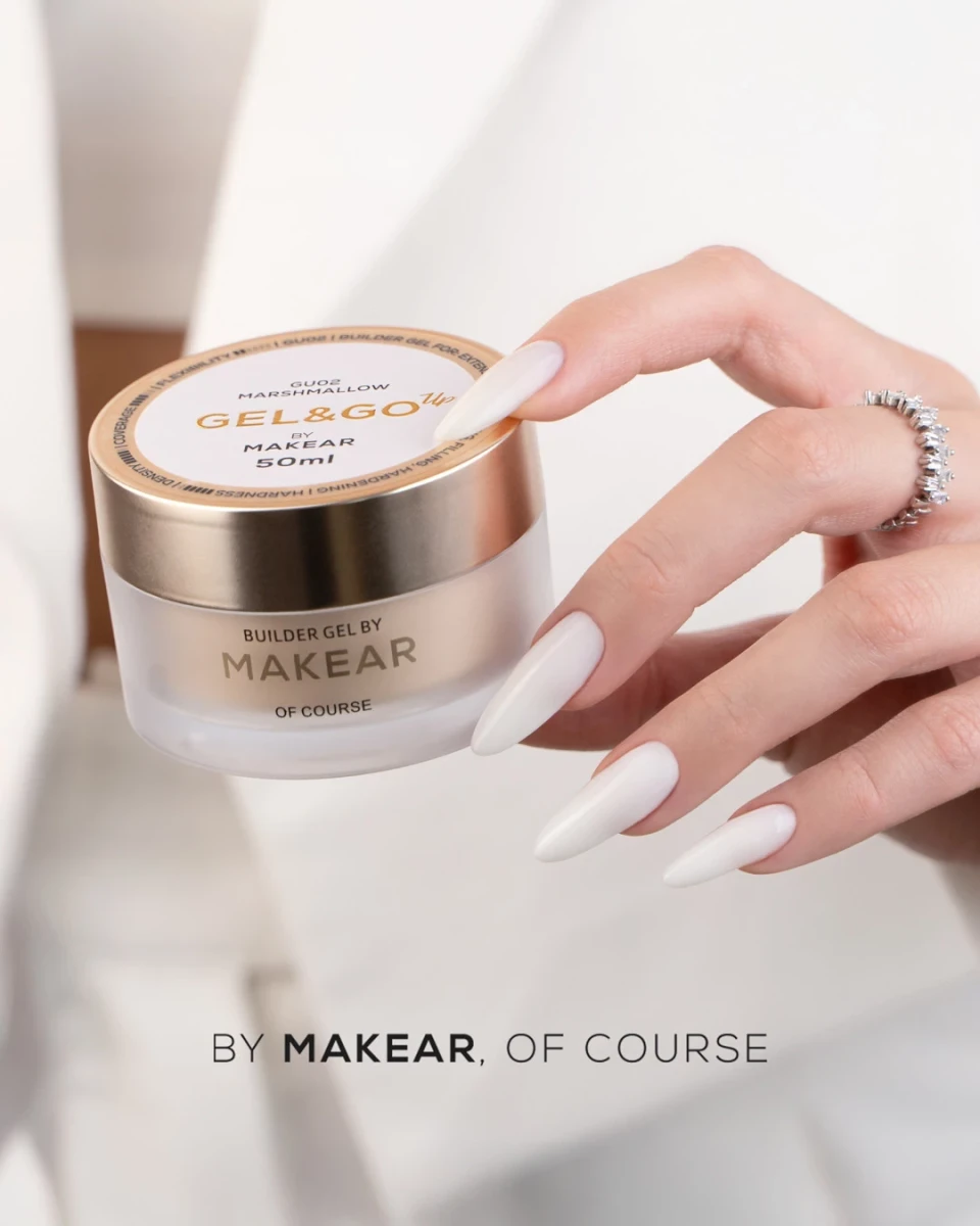 Słoiczek Makear Gel&Go Up GU02 Marshmallow 50 ml w dłoni, długie paznokcie migdałowe w mlecznej bieli