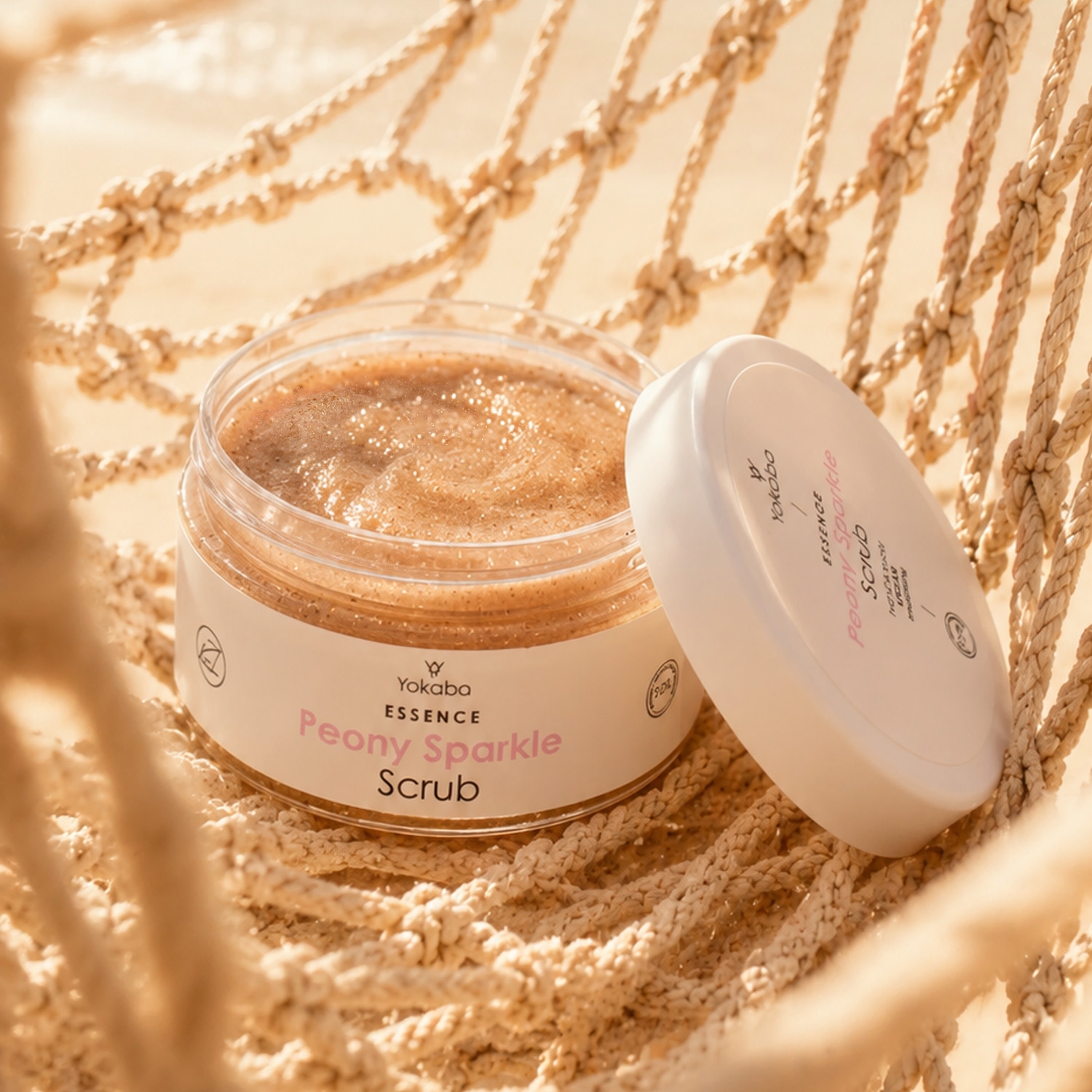 Yokaba Peony Sparkle Scrub 250 g na plecionej macie, słoiczek z otwartą pokrywką