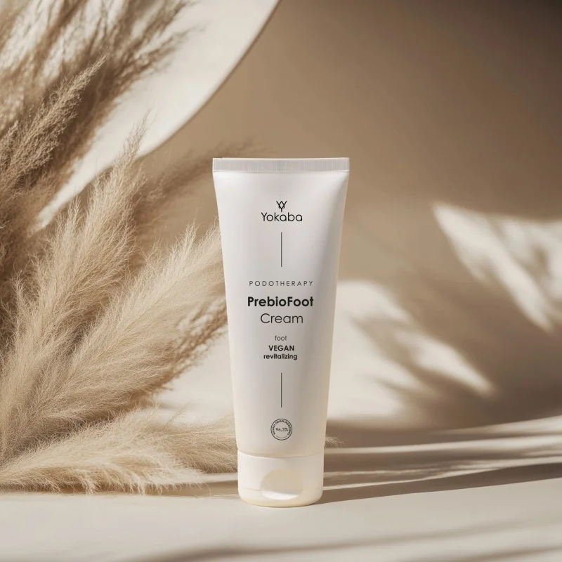 Tuba Yokaba PrebioFoot Cream 75 ml na beżowym tle z trawą pampasową