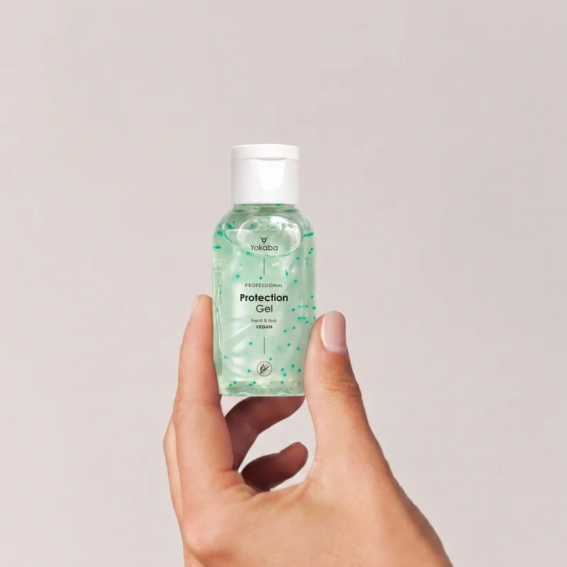 Yokaba Protection Gel 30 ml trzymany w dłoni, widoczna kompaktowa skala buteleczki