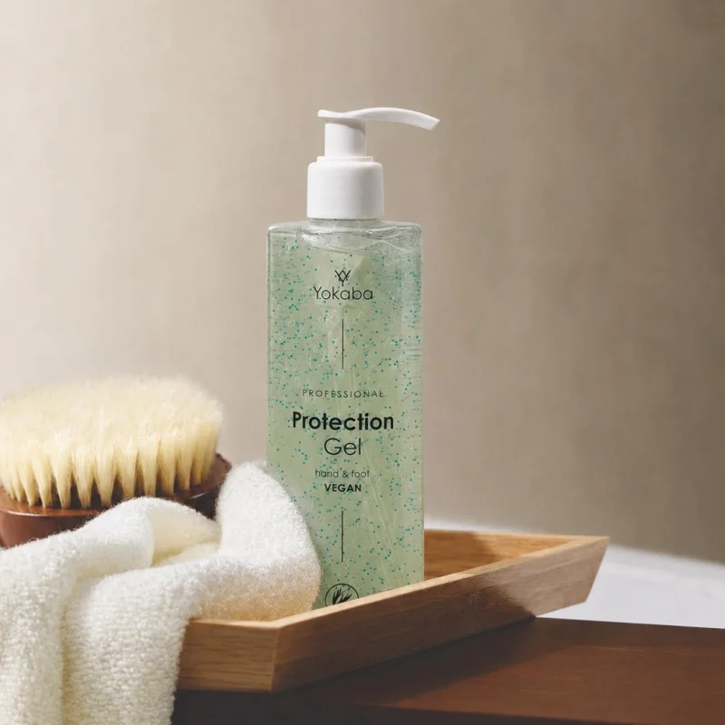 Yokaba Protection Gel 300 ml na drewnianej tacy w łazience obok ręcznika