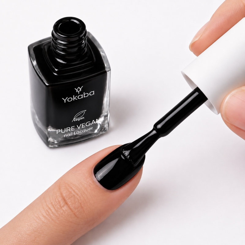 Aplikacja lakieru Yokaba 01 Simple Black pędzelkiem na paznokieć, głęboka czerń