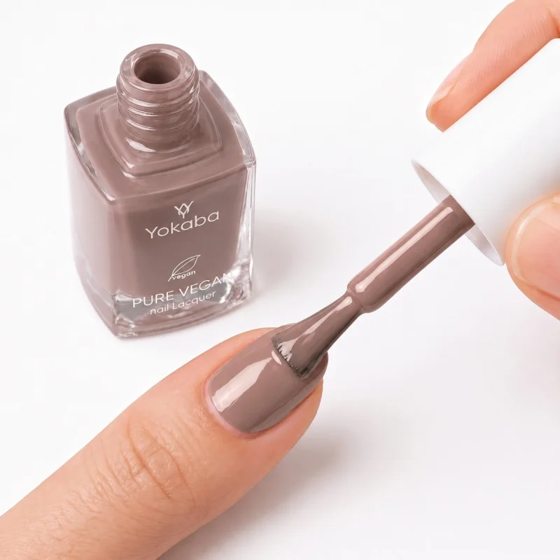 Aplikacja lakieru Yokaba 06 Swiss Choco pędzelkiem na paznokieć, szarobrązowy taupe