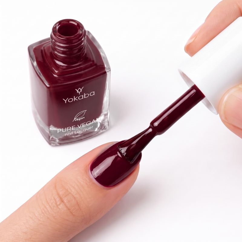 Aplikacja lakieru Yokaba 12 Beetroot pędzelkiem na paznokieć, bardzo ciemny burgund