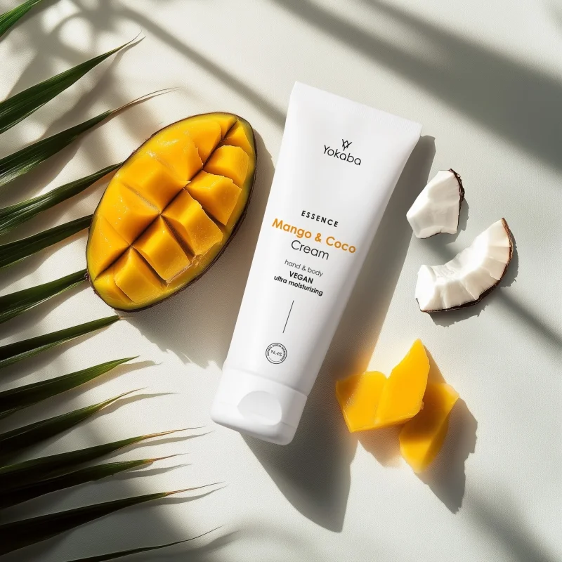 Krem Yokaba Mango&Coco w mniejszej tubie 75 ml wśród owoców mango i kawałków kokosa