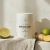 Yokaba ReFresh Salt Lime & Ginger 1000 g na jasnym tle z ręcznikiem, przekrojoną limonką i korzeniem imbiru