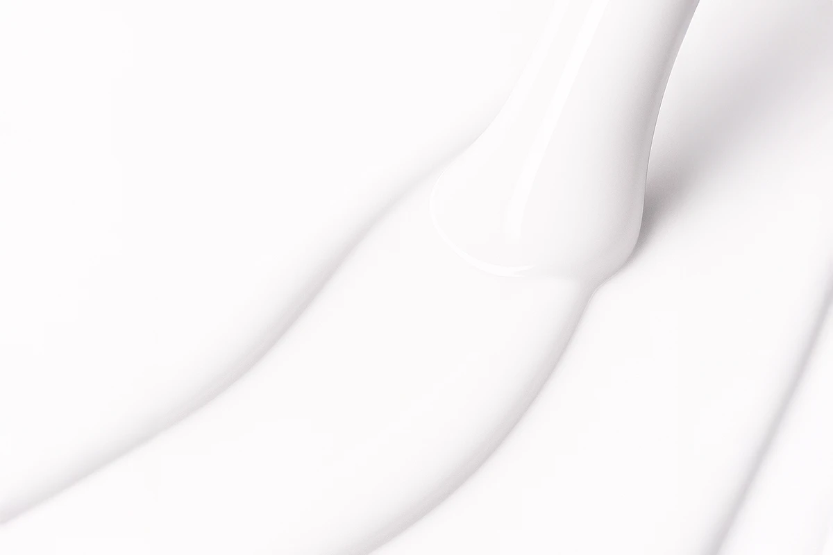 Victoria Vynn Liquid Poly Gel 01 Misty Milk, zbliżenie na konsystencję płynnego akrylożelu