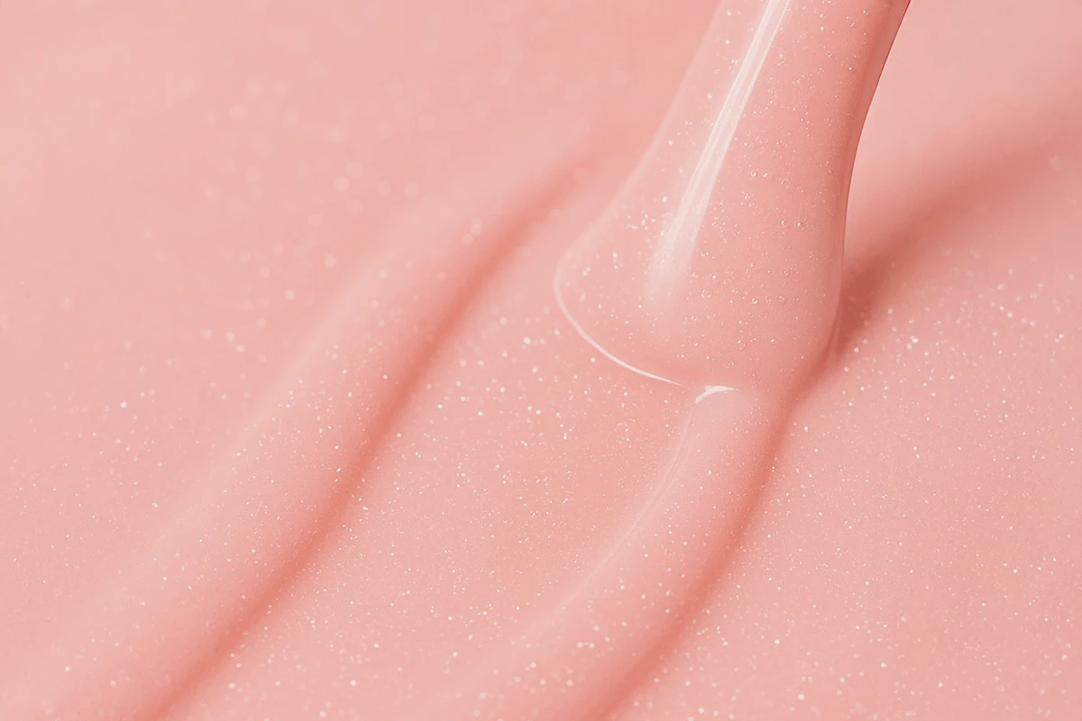 Victoria Vynn Liquid Poly Gel 06 Vanilla Sky, zbliżenie na konsystencję płynnego akrylożelu
