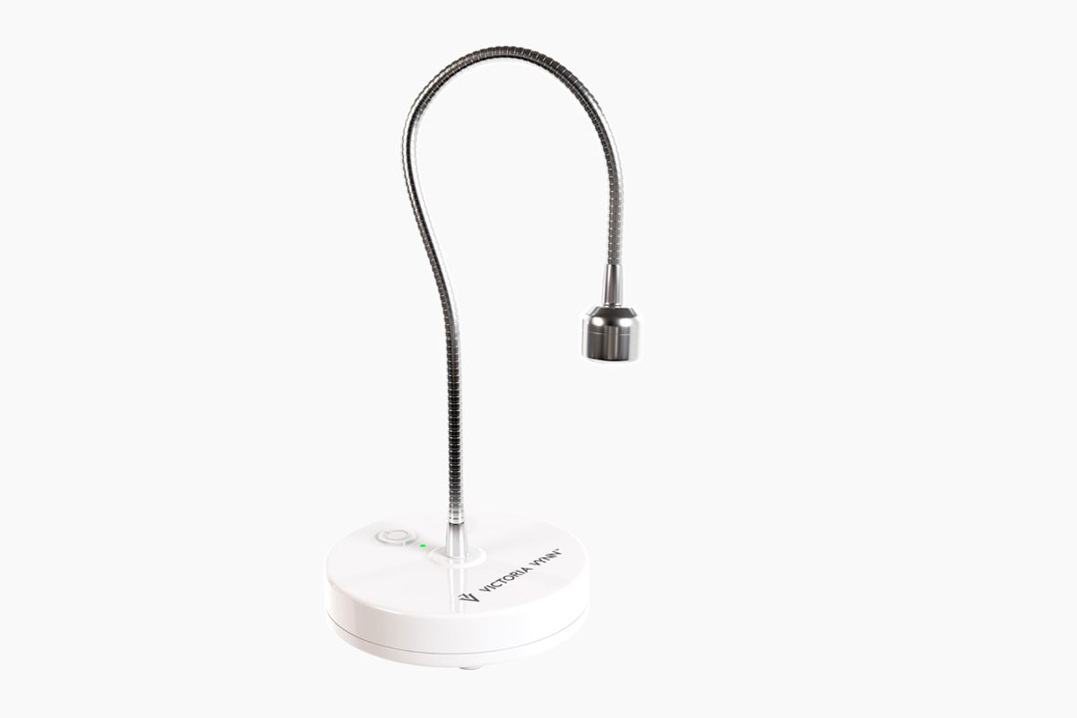 Lampa LED Victoria Vynn Soft Gel Tips z boku, chromowany wysięgnik gęsiej szyi i biała okrągła podstawa z przyciskiem