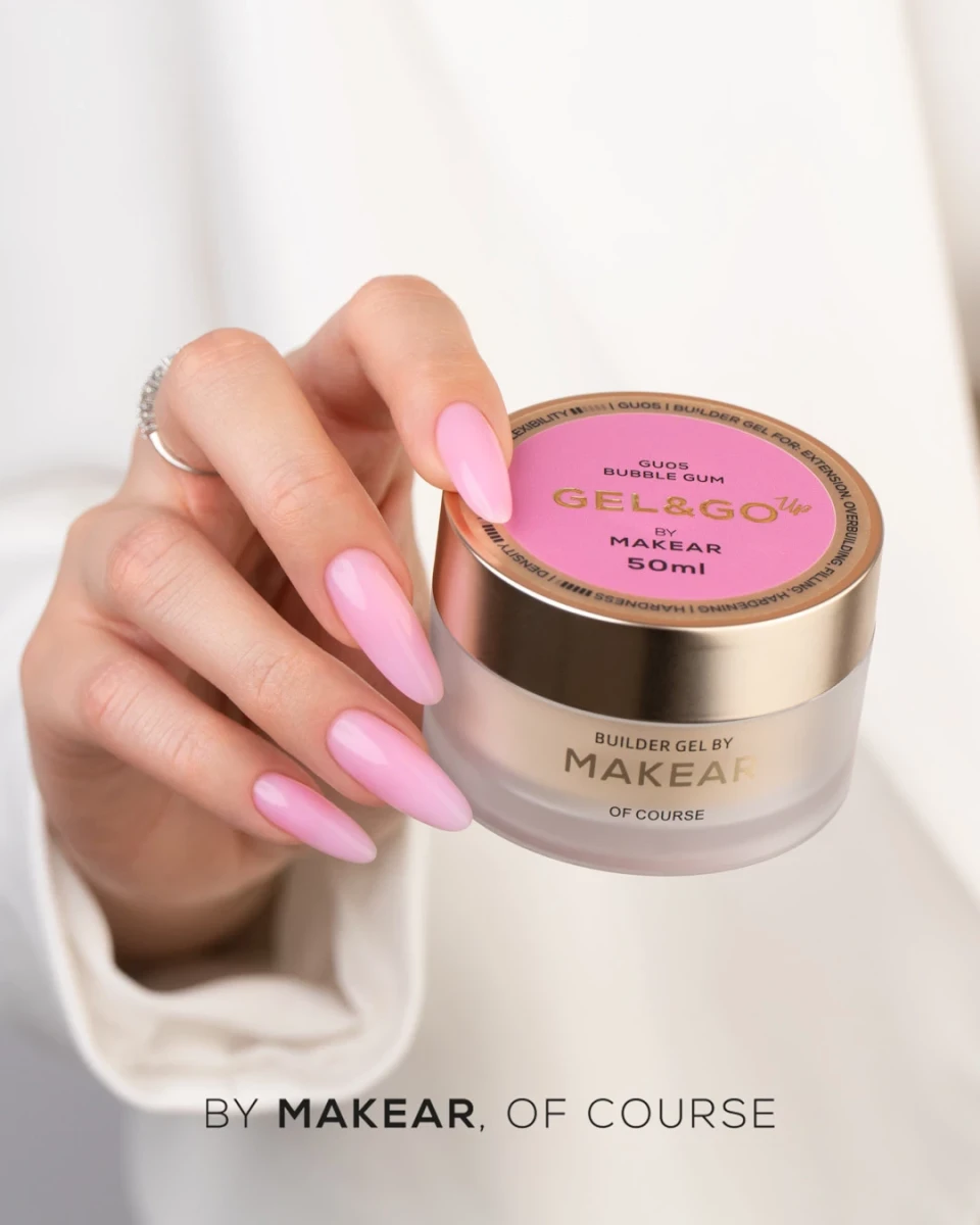 Dłoń trzymająca słoiczek żelu budującego Makear Gel&Go Up Bubble Gum 50 ml, paznokcie w różu