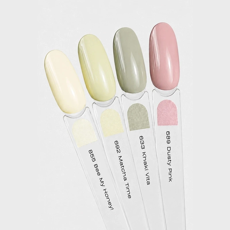 Elarto Lacogel Matcha Season, zestaw 4 lakierów hybrydowych 4 x 7 ml: cztery szklane patyczki ze swatchami, żółty 855 Bee My Honey!, jasna zieleń matchy 692 Matcha Time, oliwkowa zieleń 633 Khaki Vita i pudrowy róż 689 Dusty Pink.