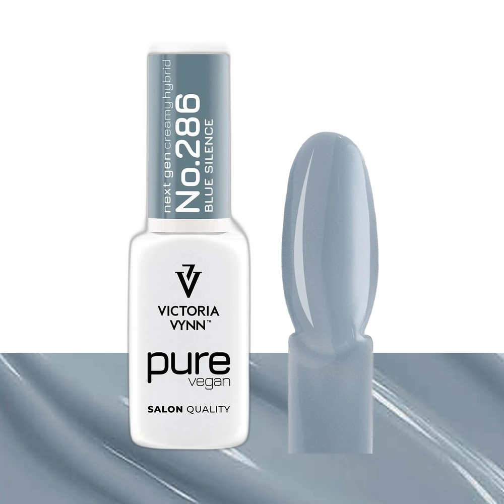 Victoria Vynn Pure Vegan Creamy Hybrid nr 286 Blue Silence 8 ml, butelka obok paznokietnika z niebieskoszarym lakierem