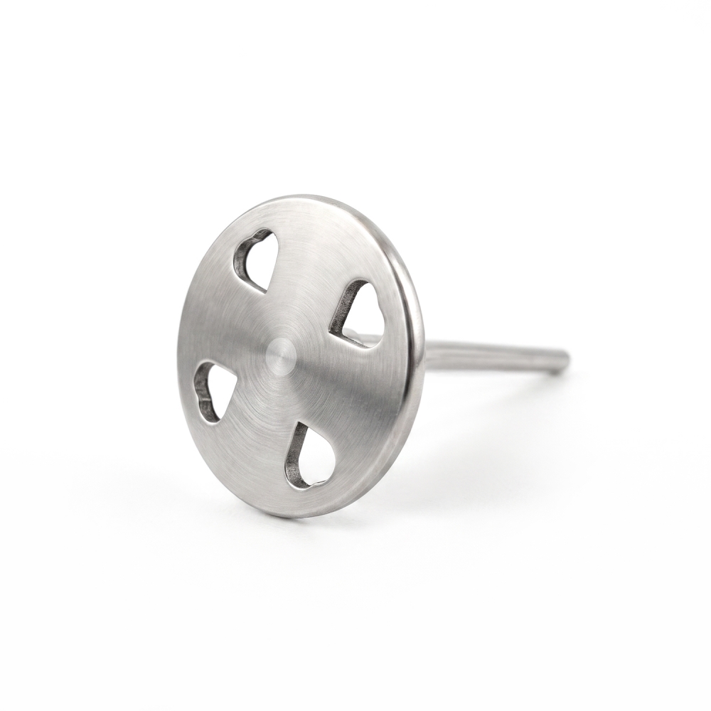 Dysk PROdisc Standard M Ø20 mm z perforacją w kształcie serc i nóżką 25 mm, zbliżenie