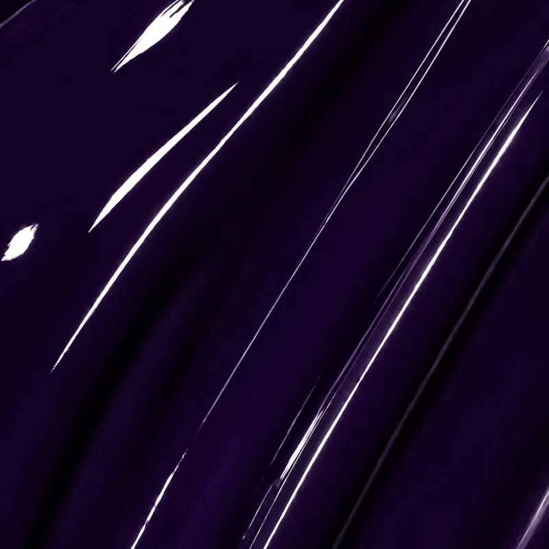 Lakier hybrydowy Yokaba Infinity 16 Ink Plum, tekstura koloru z bliska