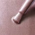 Lakier do stempli Elarto Stamp Nail Polish Soft Rose Shimmer 7 ml, różowy, zbliżenie pędzelka na drobinkach shimmer