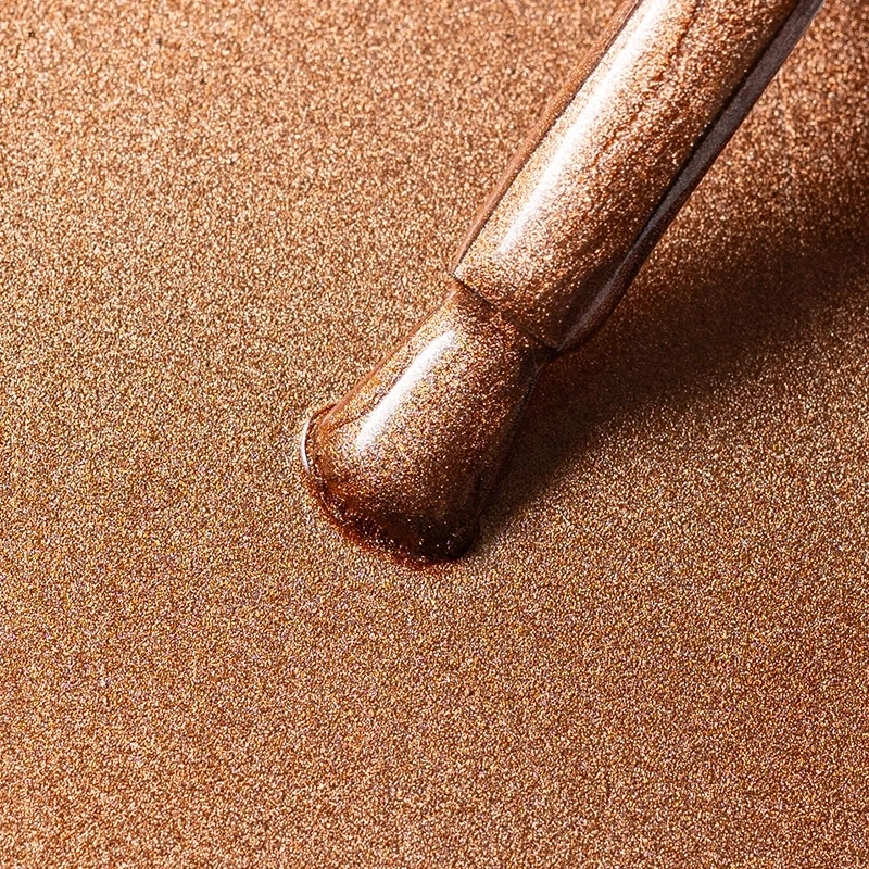 Lakier do stempli Elarto Stamp Nail Polish Amber Shimmer 7 ml, miedziany, zbliżenie pędzelka na drobinkach shimmer