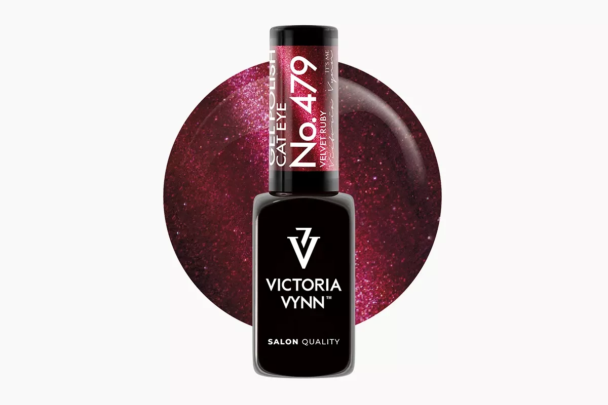 Victoria Vynn Gel Polish 479 Cat Eye Velvet Ruby 8 ml, butelka lakieru hybrydowego na tle wybarwienia z efektem kociego oka