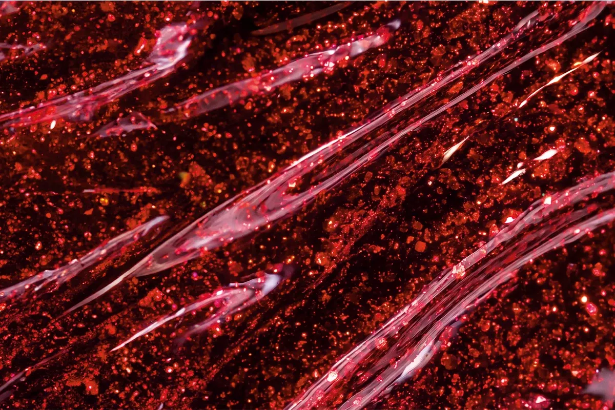 Tekstura lakieru hybrydowego Victoria Vynn 482 Red Marble 8 ml, gęsty czerwony brokat