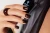 Manicure lakierem Victoria Vynn 483 Gilded Ebony 8 ml, ciemny brąz ze złotymi drobinkami na paznokciach