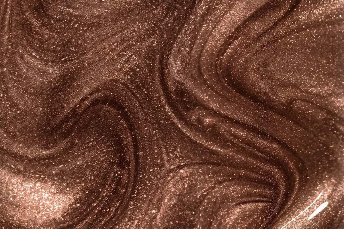 Tekstura lakieru hybrydowego Victoria Vynn 485 Cat Eye Rosewood 8 ml, brąz z różowozłotymi drobinkami magnetycznymi
