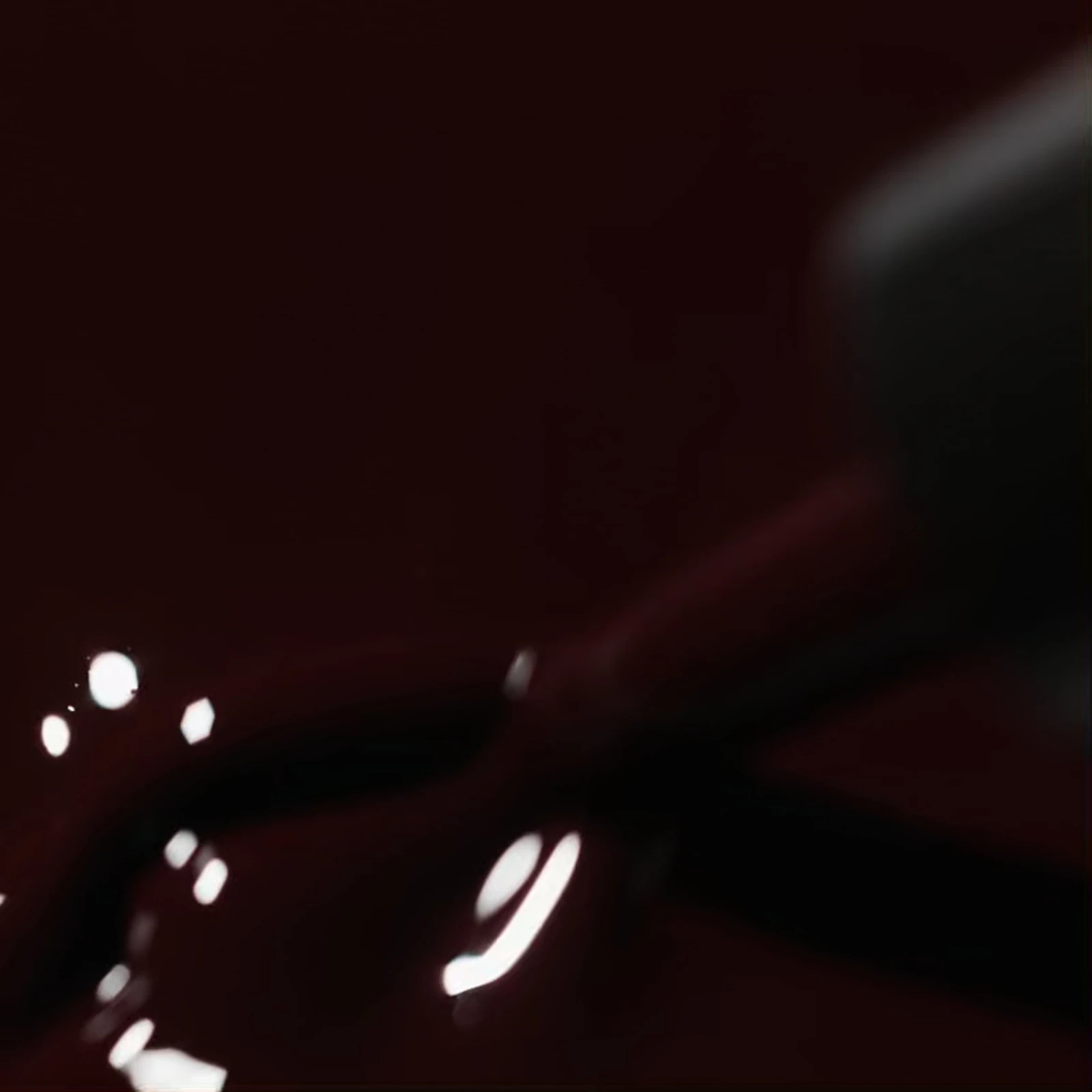 Tekstura lakieru hybrydowego Victoria Vynn 481 Oxblood 8 ml, ciemny burgund z połyskiem i pędzelkiem w zbliżeniu