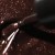 Tekstura lakieru hybrydowego Victoria Vynn 483 Gilded Ebony 8 ml, brąz ze złotą drobiną i pędzelek w zbliżeniu