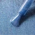 Elarto Top kocie oko i holo w jednym Catlight Denim 7ml - zbliżenie pędzelka z niebieskim topem pełnym holograficznych drobin na tle w tym samym odcieniu