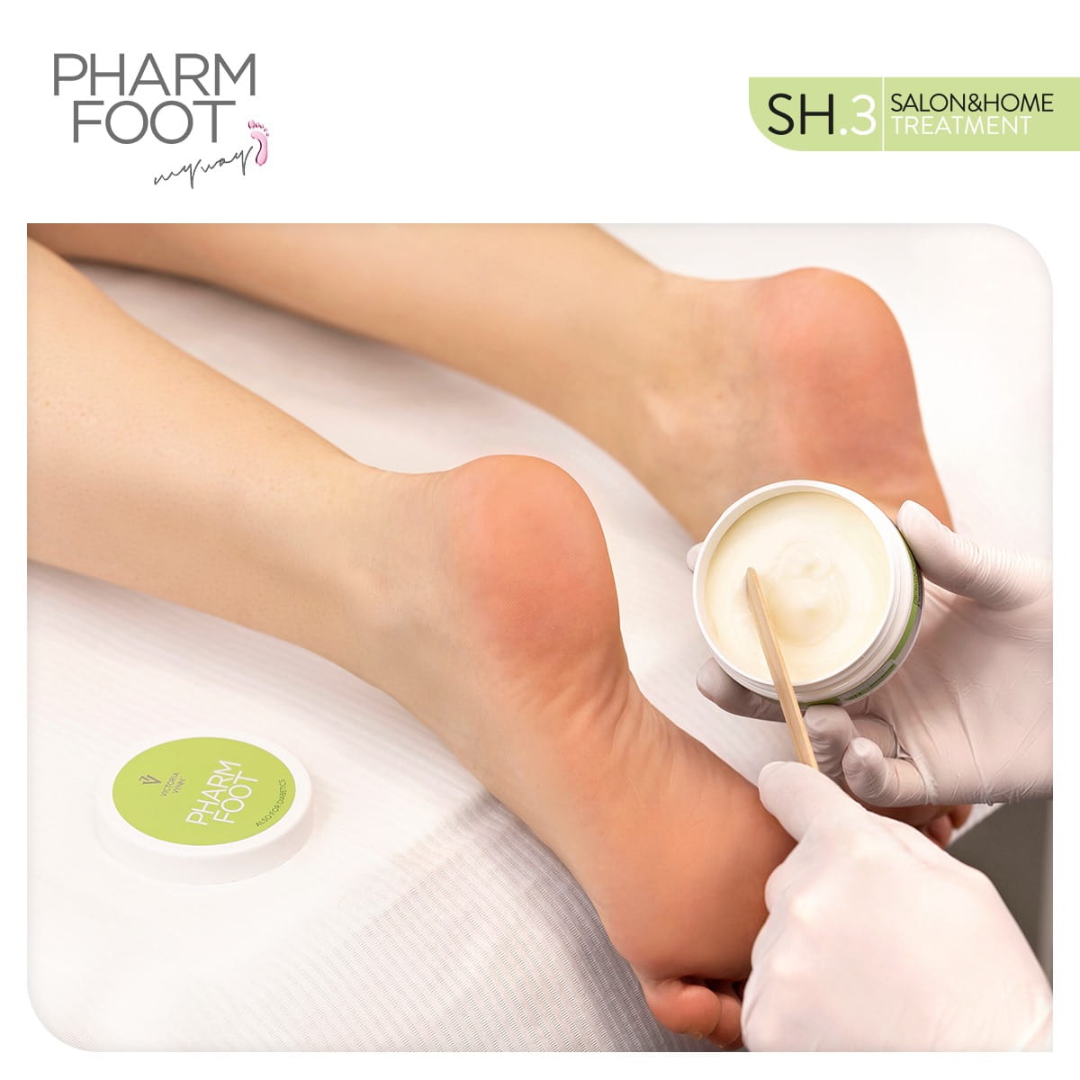 Nakładanie maści CRACKED HEEL PROTECTOR Pharm Foot szpatułką na piętę podczas zabiegu