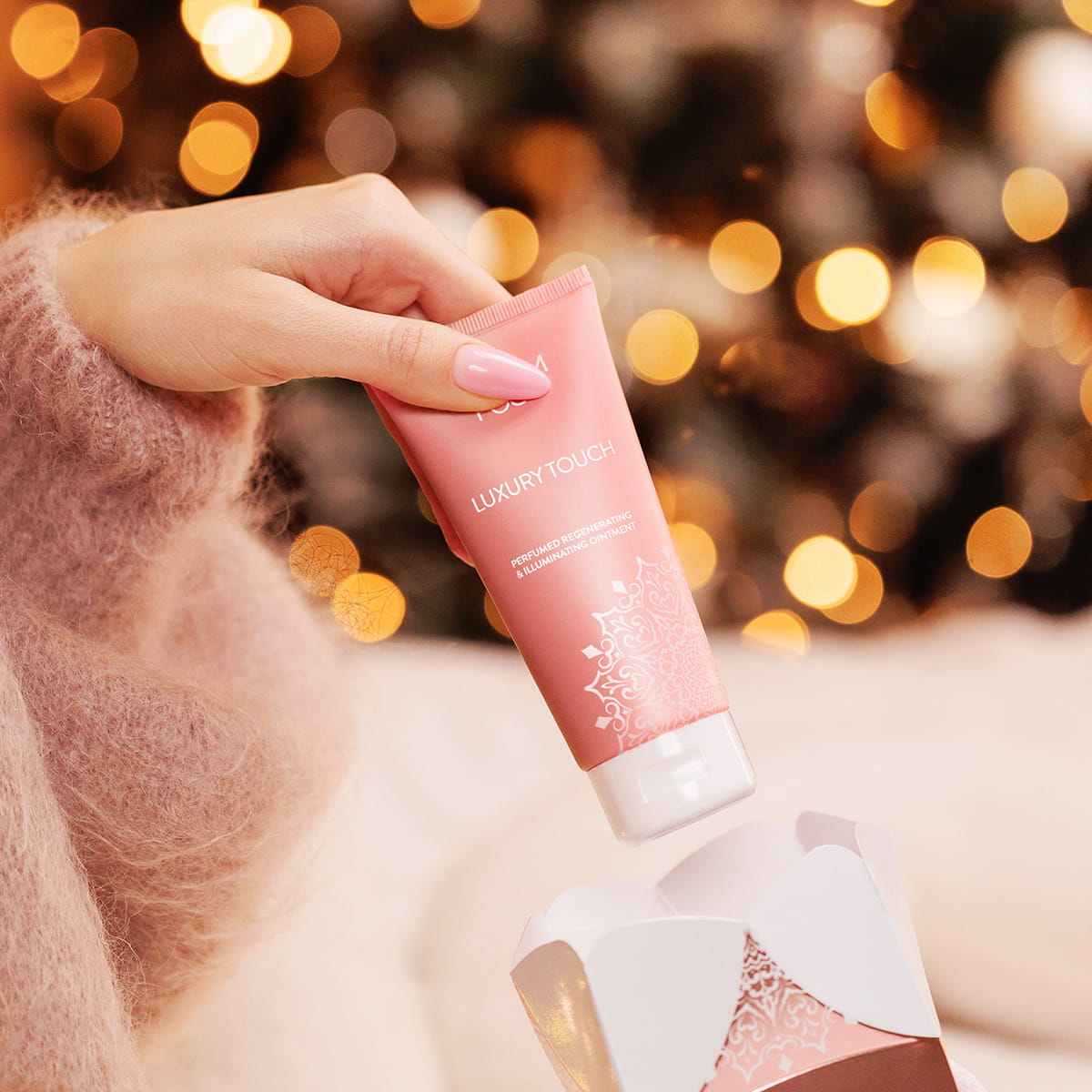 Dłoń wyciska maść LUXURY TOUCH Pharm Foot 100 ml z tubki
