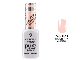 Lakier hybrydowy Victoria Vynn Pure Creamy Hybrid 073 Powder Pink 8 ml, butelka i wzornik koloru na tipsie