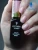 Mega Base Pink 8 ml - dłoń trzymająca flakon Victoria Vynn, różowy manicure na naturalnych paznokciach, wyraźne krycie koloru