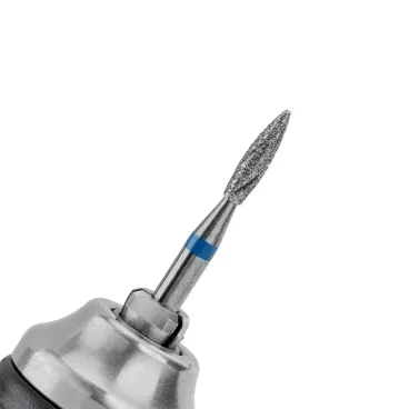 Frez diamentowy Victoria Vynn Diamond Groove Flame 2,1 mm osadzony w główce frezarki, wydłużona płomykowa główka z diamentowym napyleniem i niebieski pasek na trzpieniu