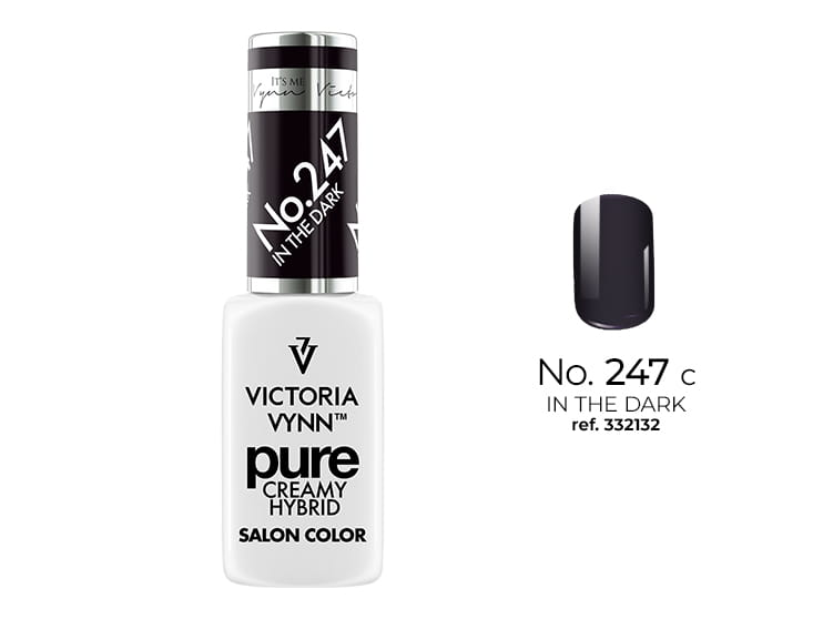 Lakier hybrydowy Victoria Vynn Pure Vegan Creamy Hybrid 247 In the Dark 8 ml, butelka i wzornik koloru na tipsie