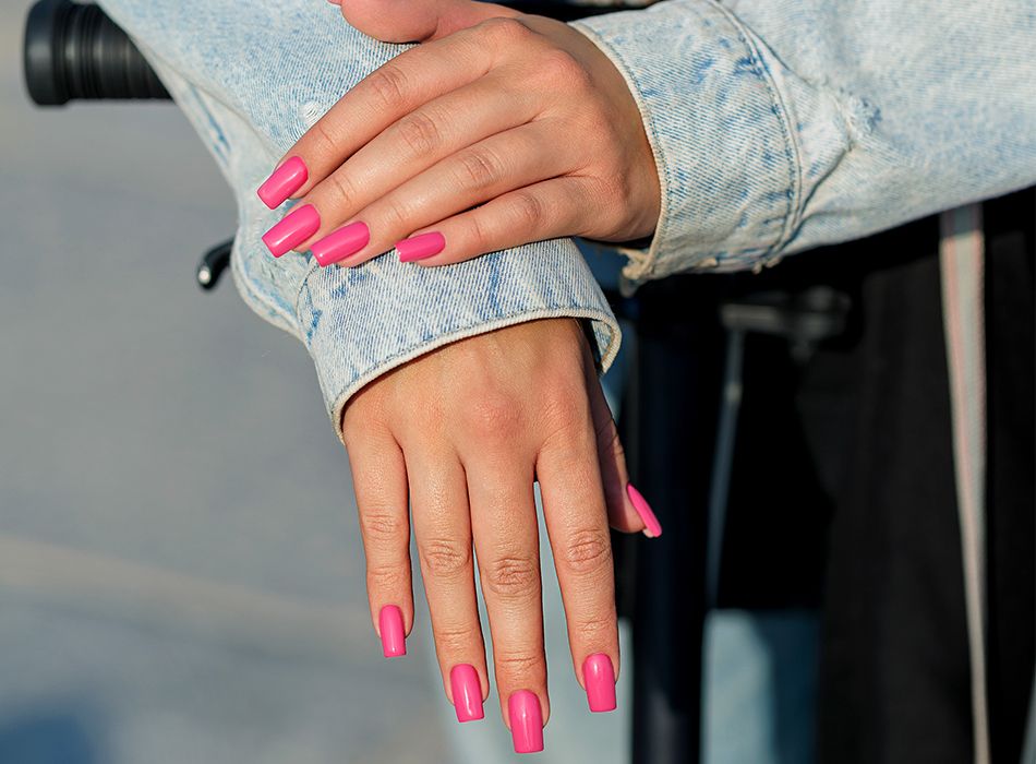 Manicure lakierem 390 I'm Feminine - zdecydowany kobiecy róż na paznokciach