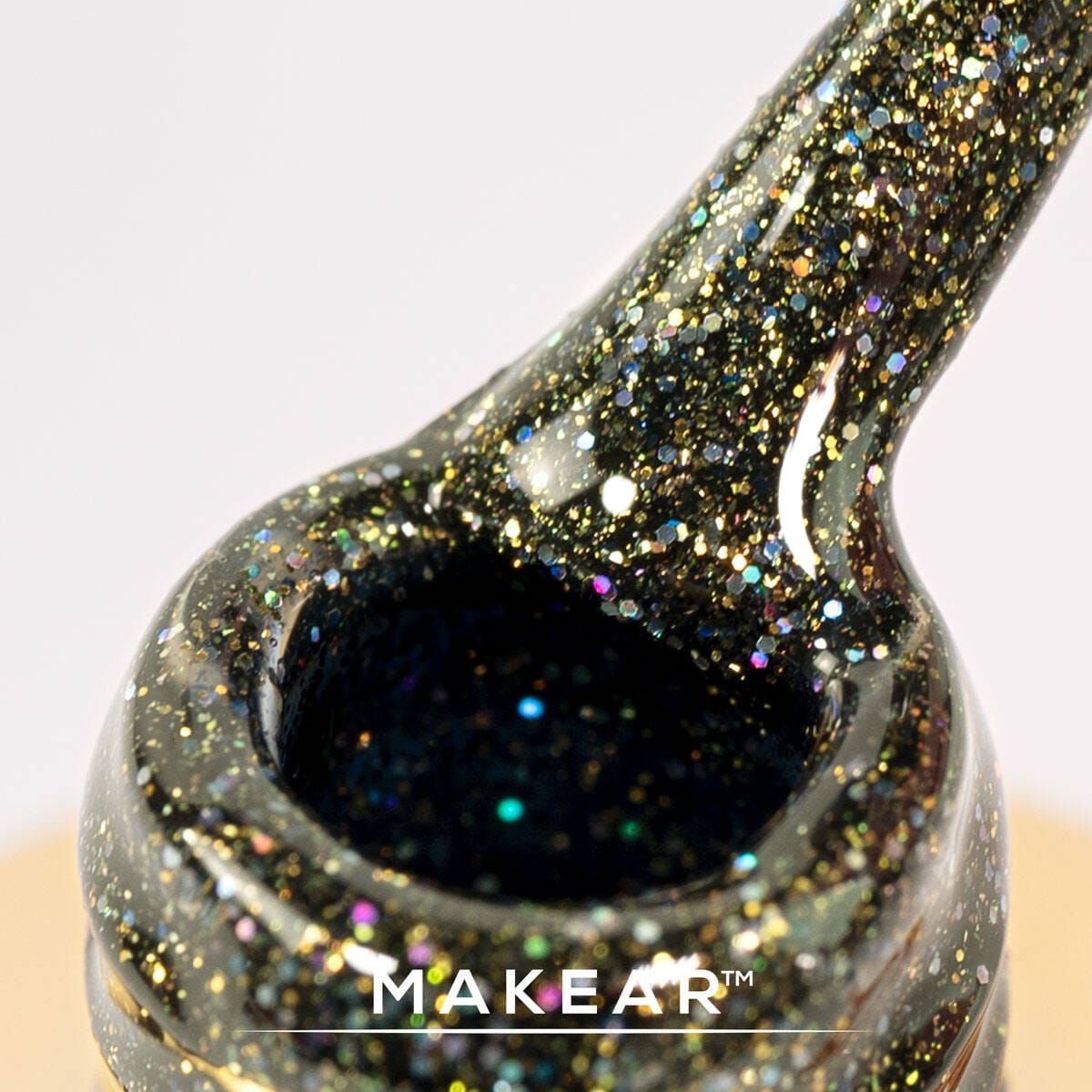 Makear lakier hybrydowy S15 Glitterin - swatch zieleni z wielobarwną iskrą brokatu, 8 ml