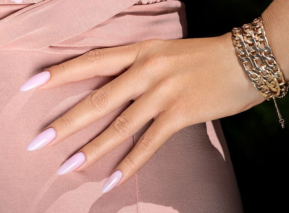 Mega Base Lily Pink - długie migdałowe paznokcie w delikatnym różu, efekt bazy budującej