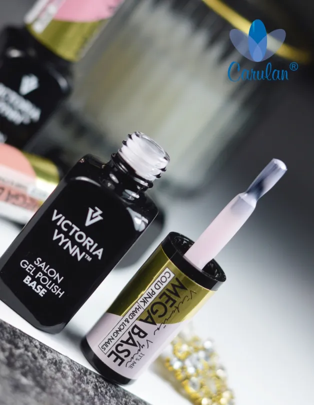 Otwarta butelka Victoria Vynn Mega Base Cold Pink 15ml z wyciągniętym pędzelkiem, stylizowane ujęcie produktowe