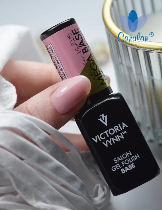 baza-hybrydowa-victoria-vynn-gel-polish-mega-base-pink-15-ml-stylizacja.webp